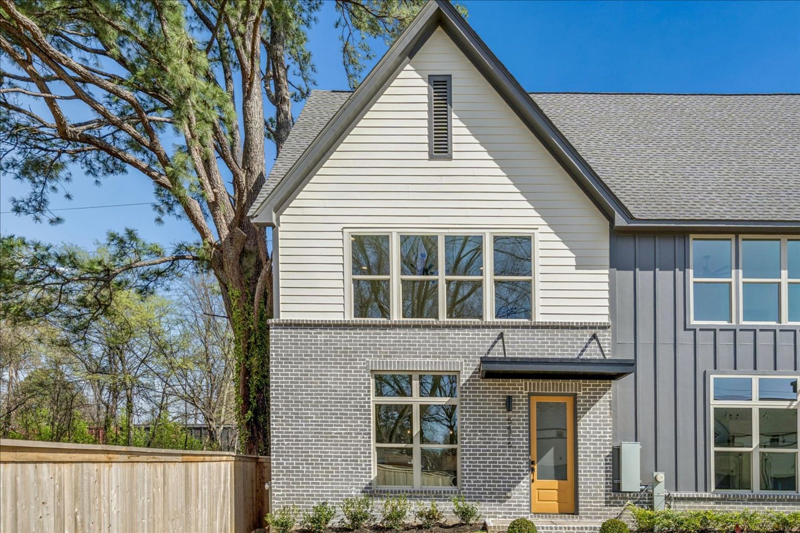 Memphis House: 5486 End Village E