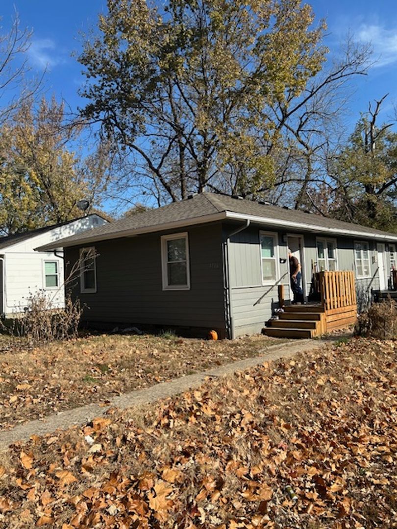 Lawrence Apartment: 1716 Tennessee