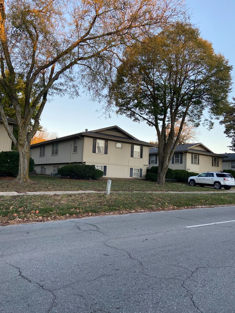 Lawrence Apartment: 1804 Tennessee St.