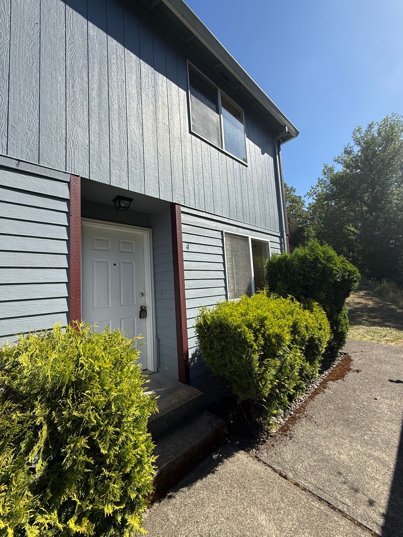 St Helens Apartment: 222 N. 12th
