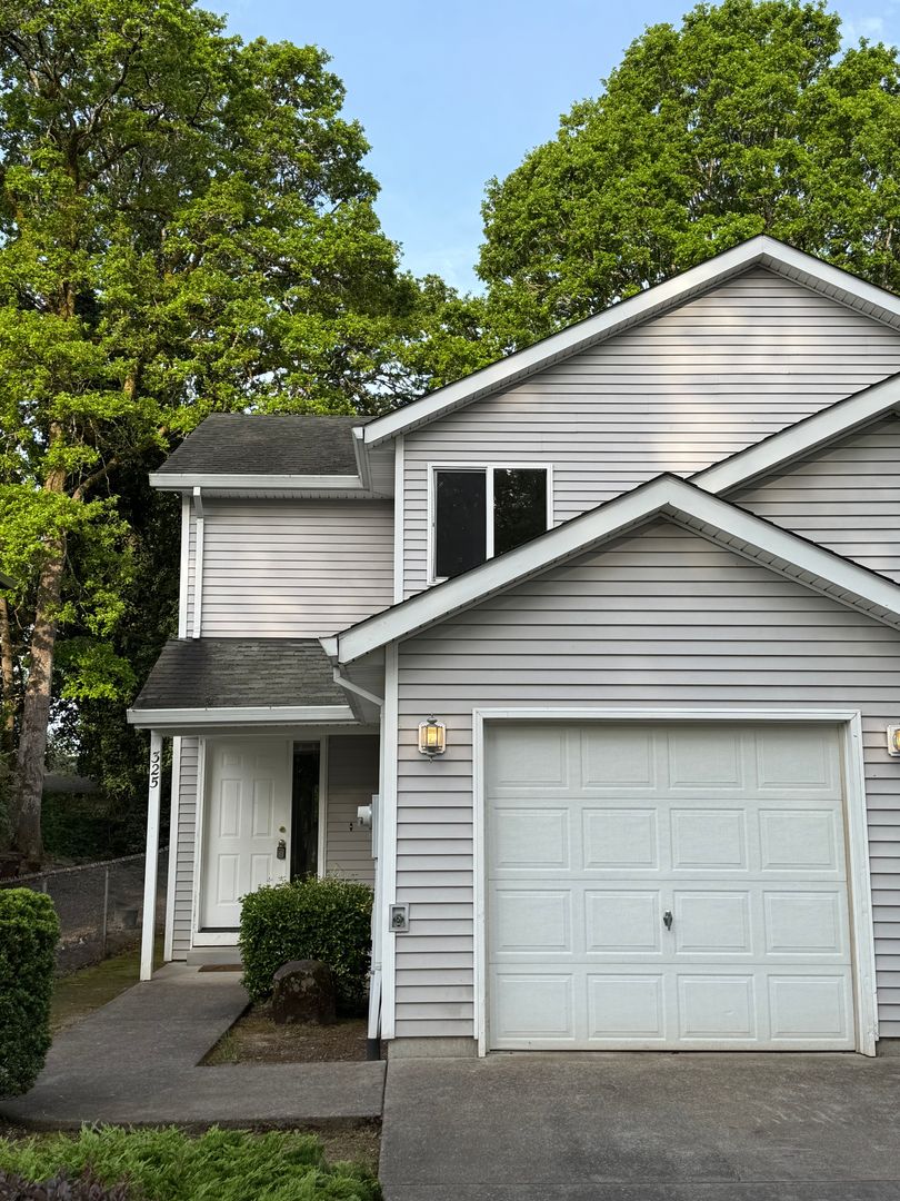 St. Helens Townhome: 325 S 16th