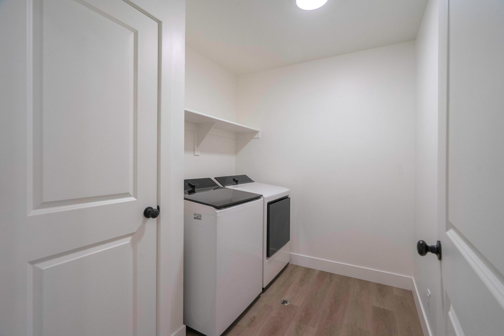 Laundry room at 907 W. BRIGHT RIDGE LANE