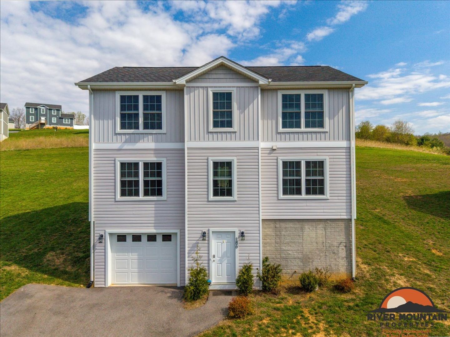 Pembroke House: 186 Redwood Dr