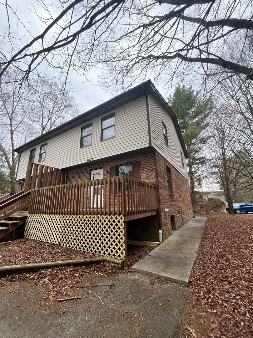 Blacksburg House: 1477 Sandy Circle