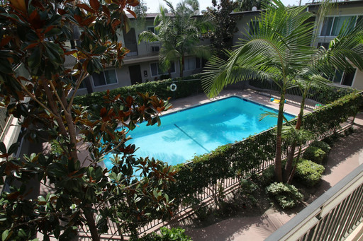 Beautiful 2 Bedroom Apartment across from Long Beach Towne Center! – photo 1