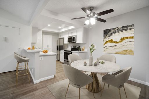 Upgraded 2x2 in Lake Forest with Free Garage! – photo 1