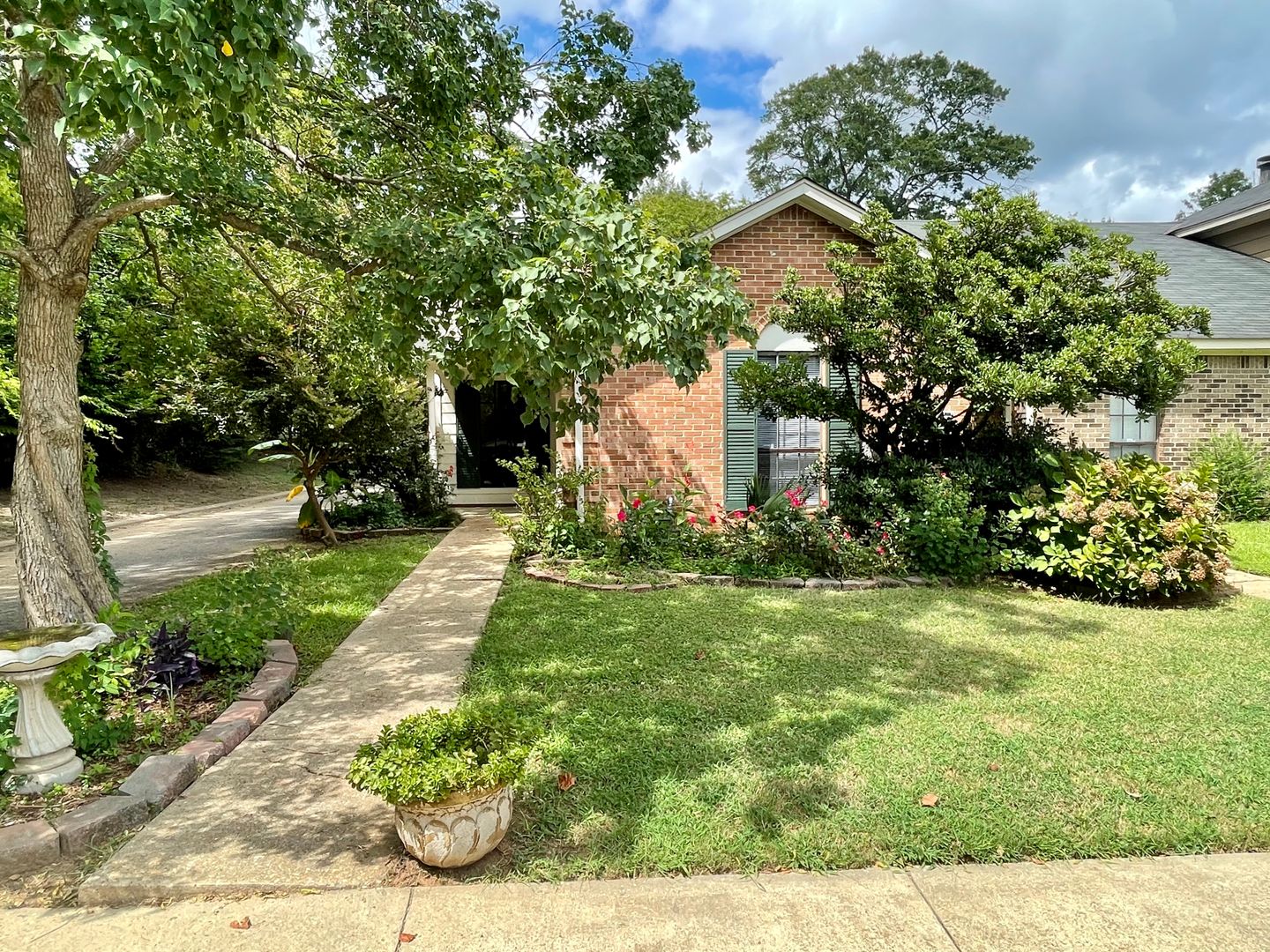 Montgomery House: 588 Hollow Wood Road