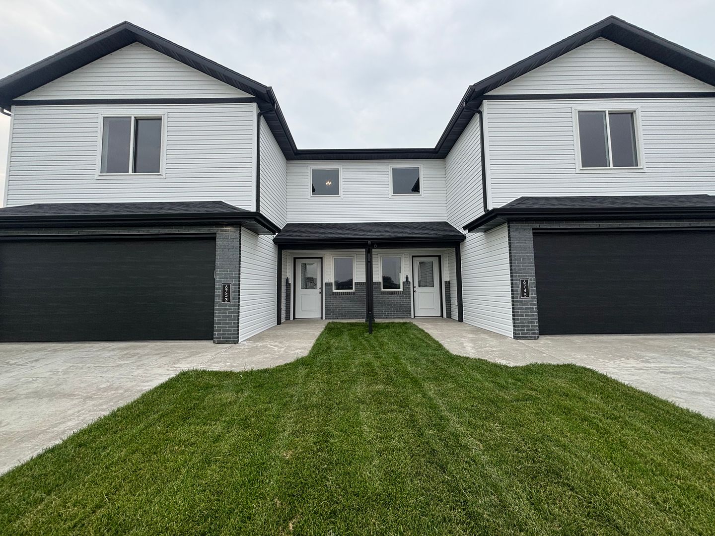 Fargo House: 6745 Meadow View Dr S