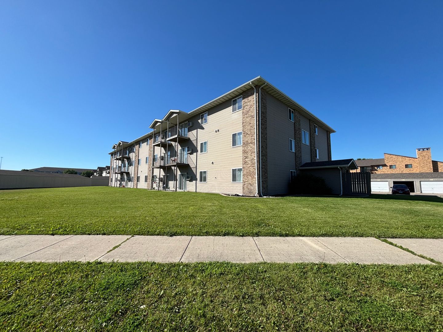 Fargo Apartment: 1802 40th St S