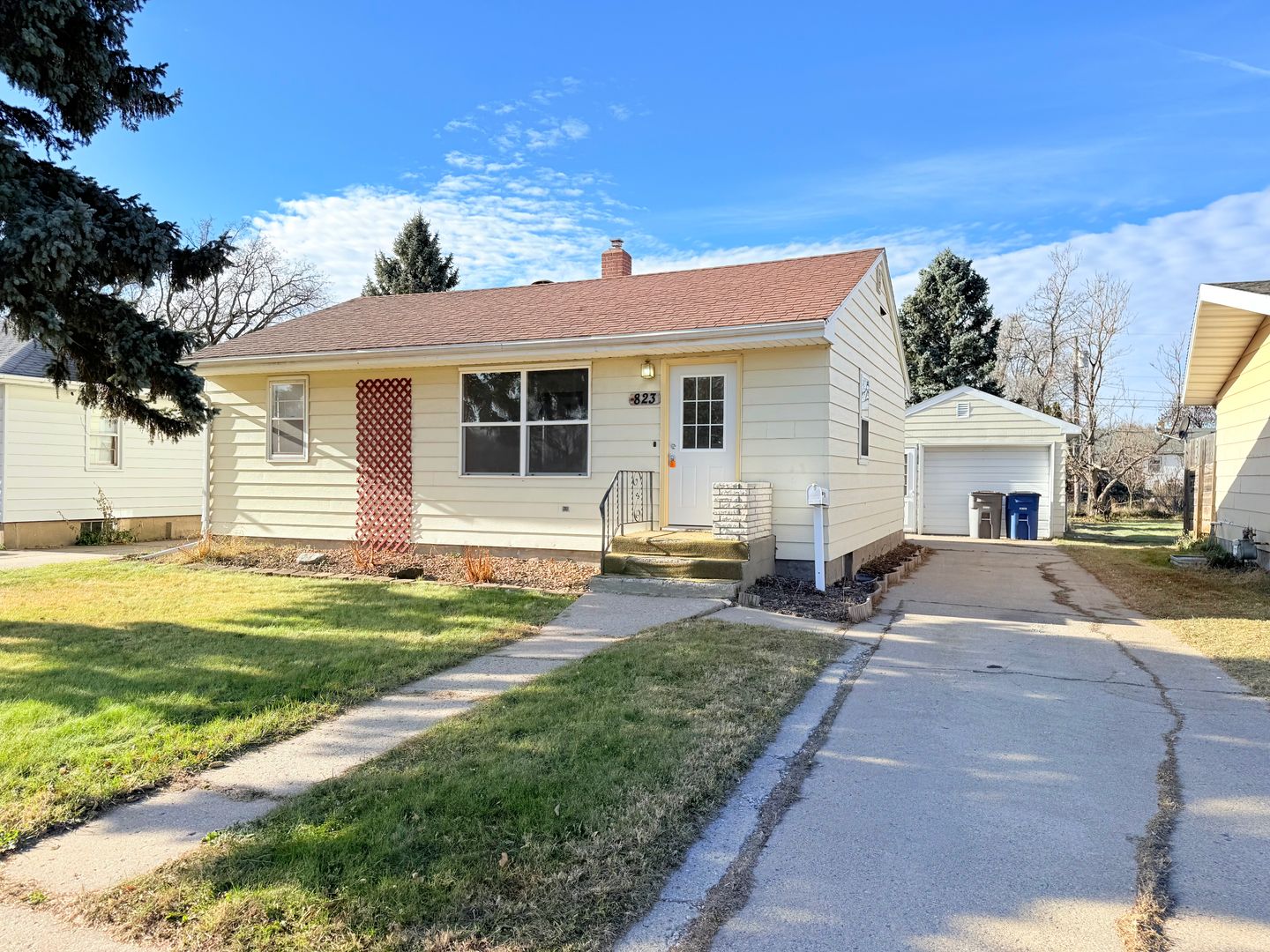 Moorhead House: 823 17th St N