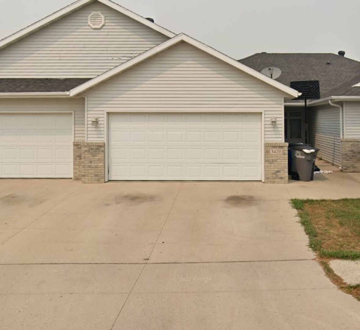 Moorhead House: 3420 Village Green Dr