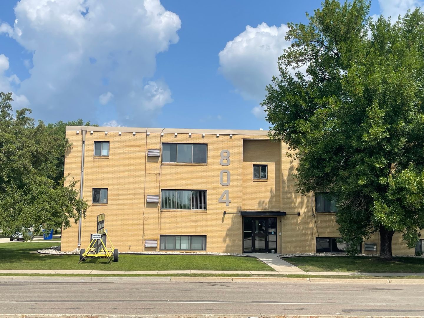 Moorhead Apartment: 804 24th Ave S