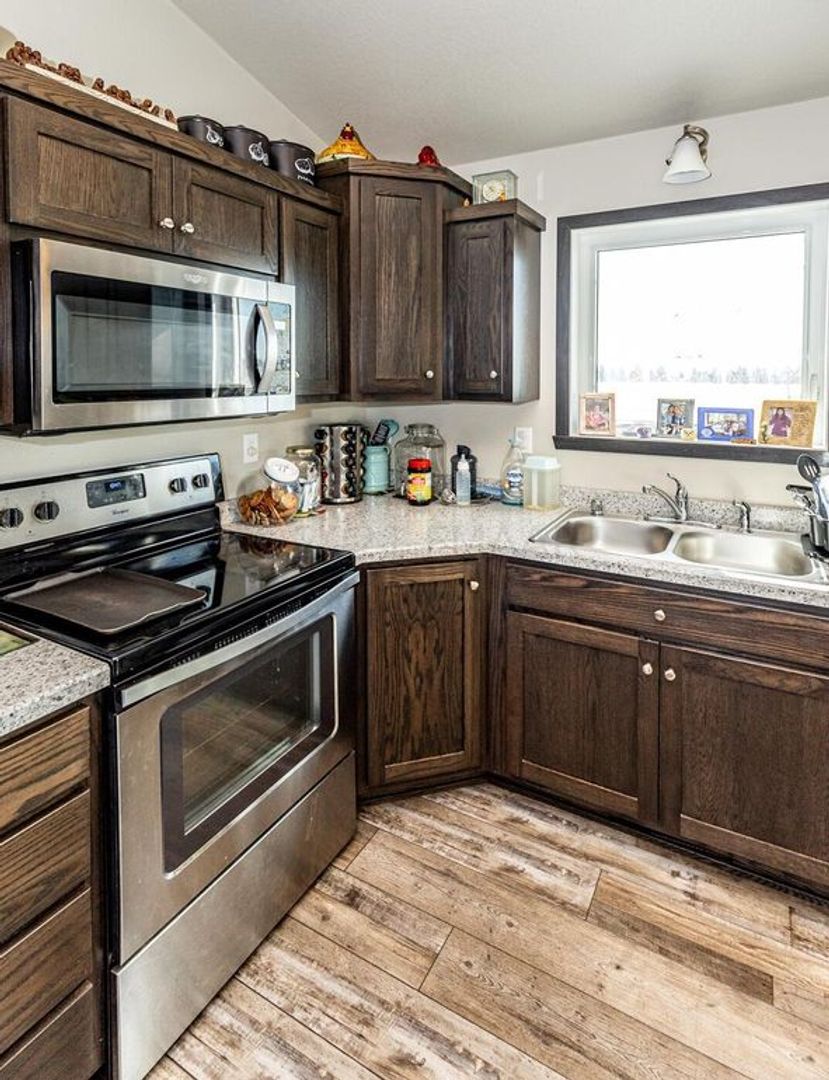 Moorhead House: 3235 39th Ave S