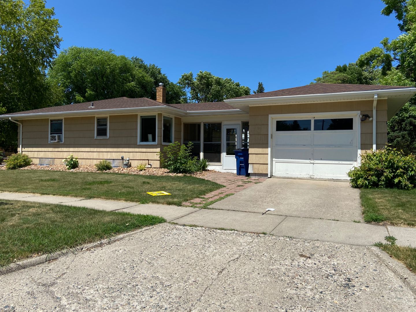 Moorhead House: 1520 3rd Street South