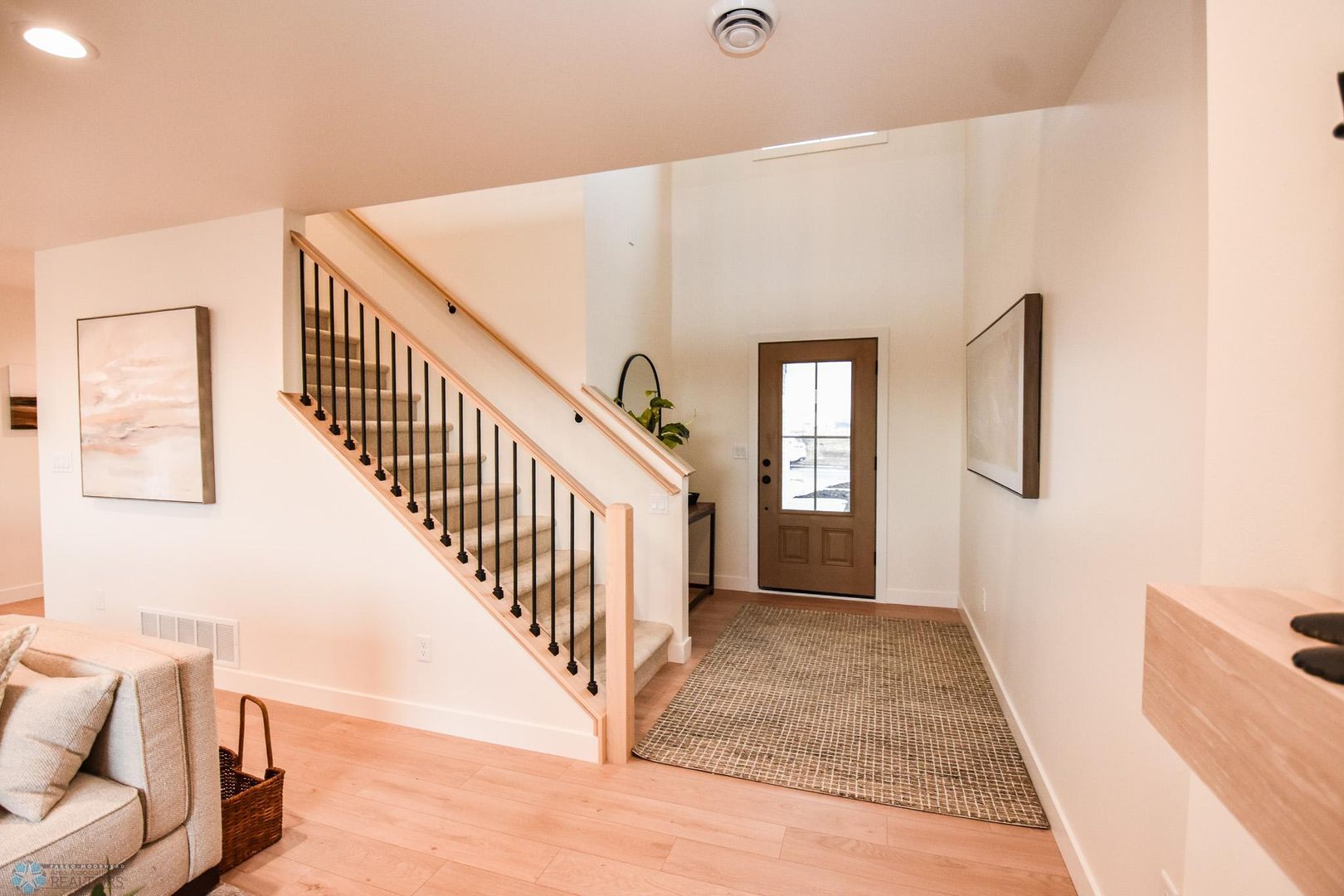 Moorhead House: 2532 37 Ave S