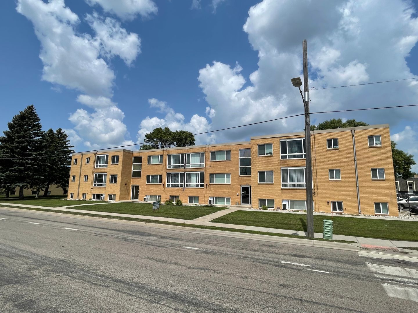 Moorhead Apartment: 816-820 24th Ave S