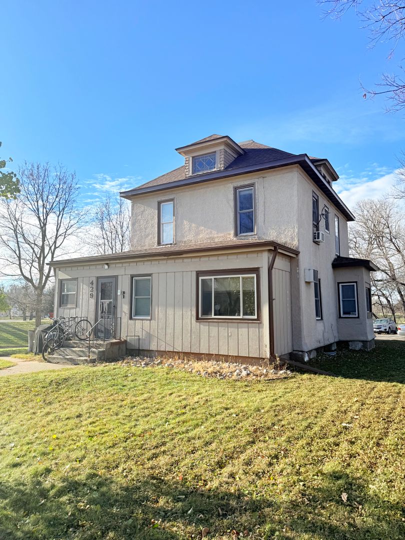 Moorhead Apartment: 429 4th St S