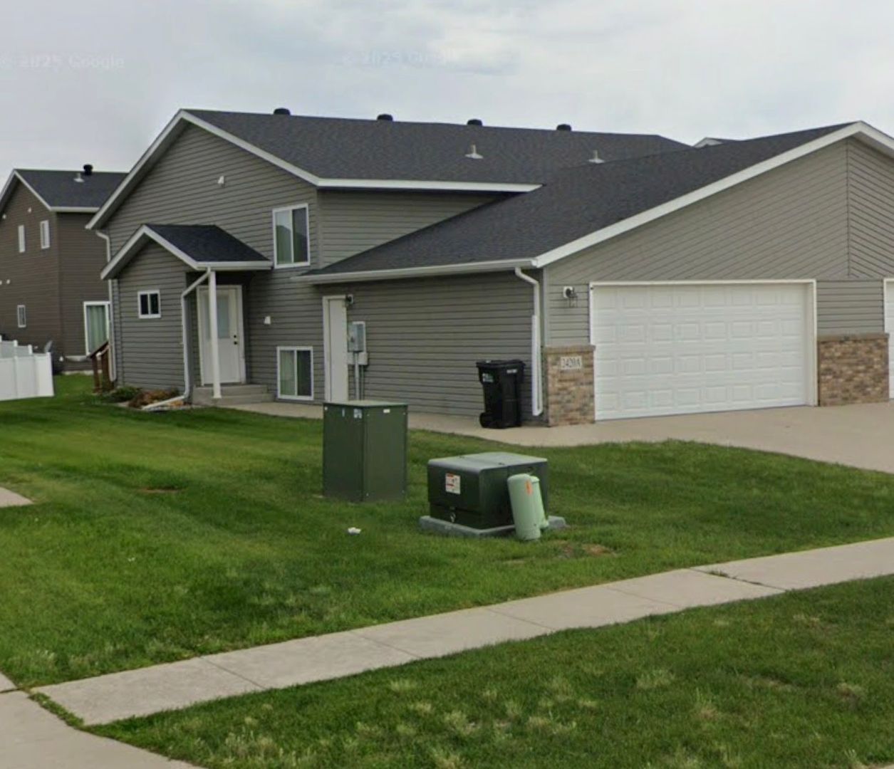West Fargo House: 2420A 5th St W
