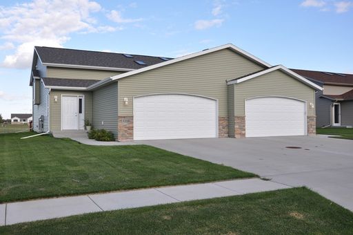 4006 9th St S, Moorhead, MN 56560