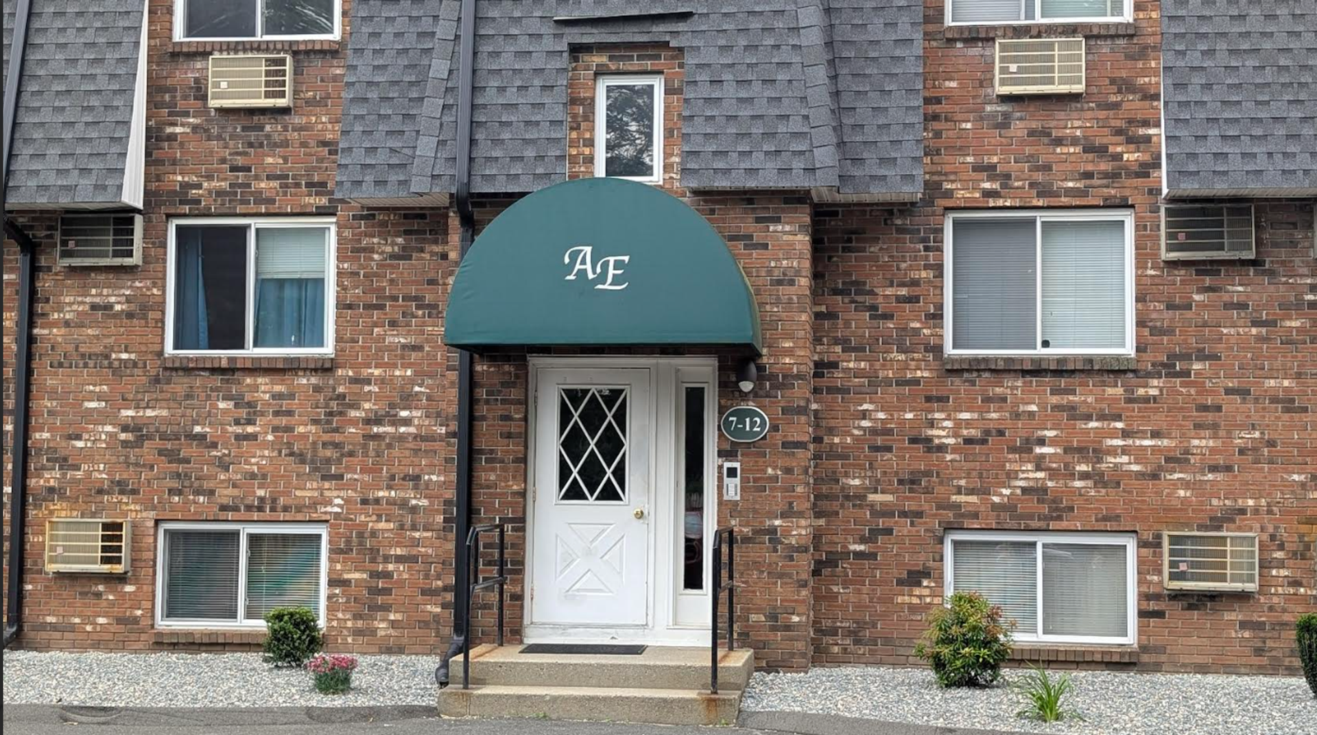 Chicopee Apartment: 510 McKinstry Ave