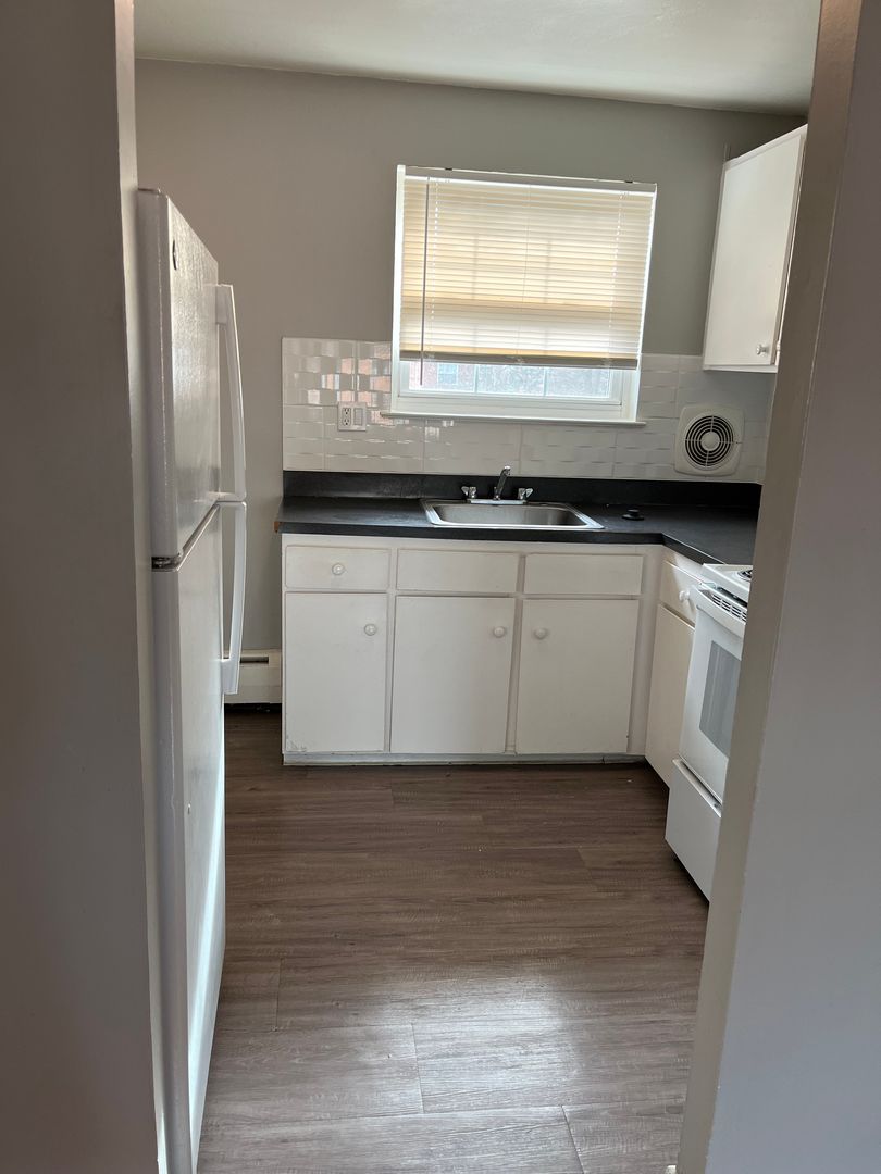 Newington Apartment: 1570 Willard Ave