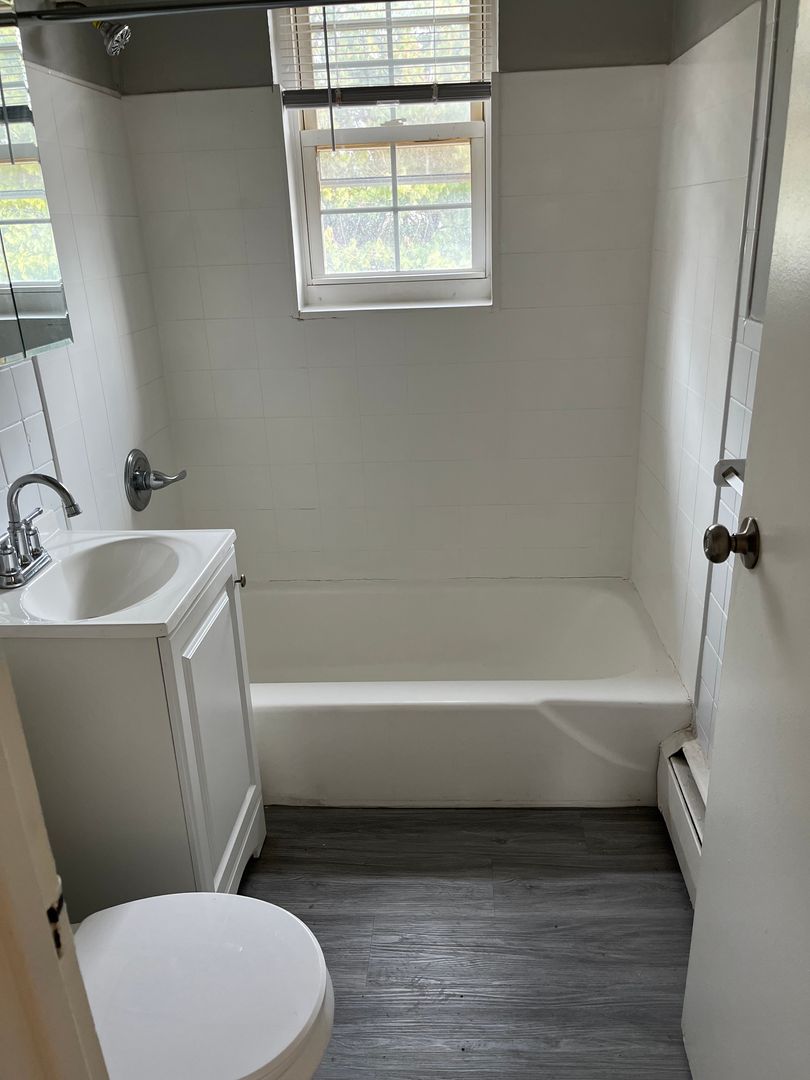 Newington Apartment: 1570 Willard Ave