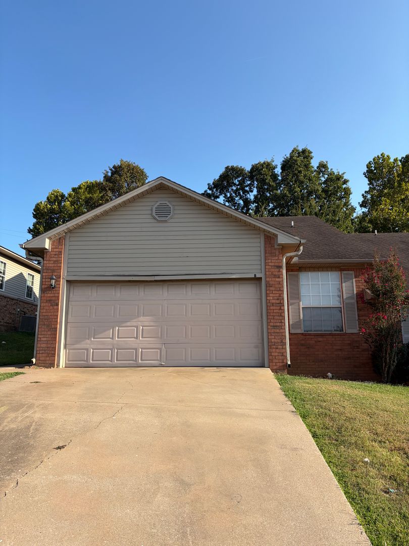 Greenwood Apartment: 1125 Grinnel