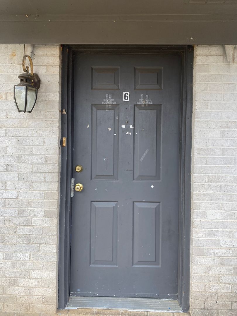 Greenwood Apartment: 300 E Knoxville St.