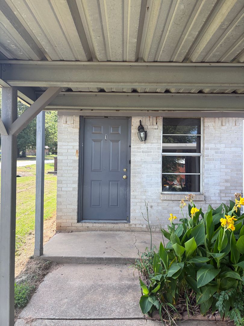 Greenwood Apartment: 300 E Knoxville St.