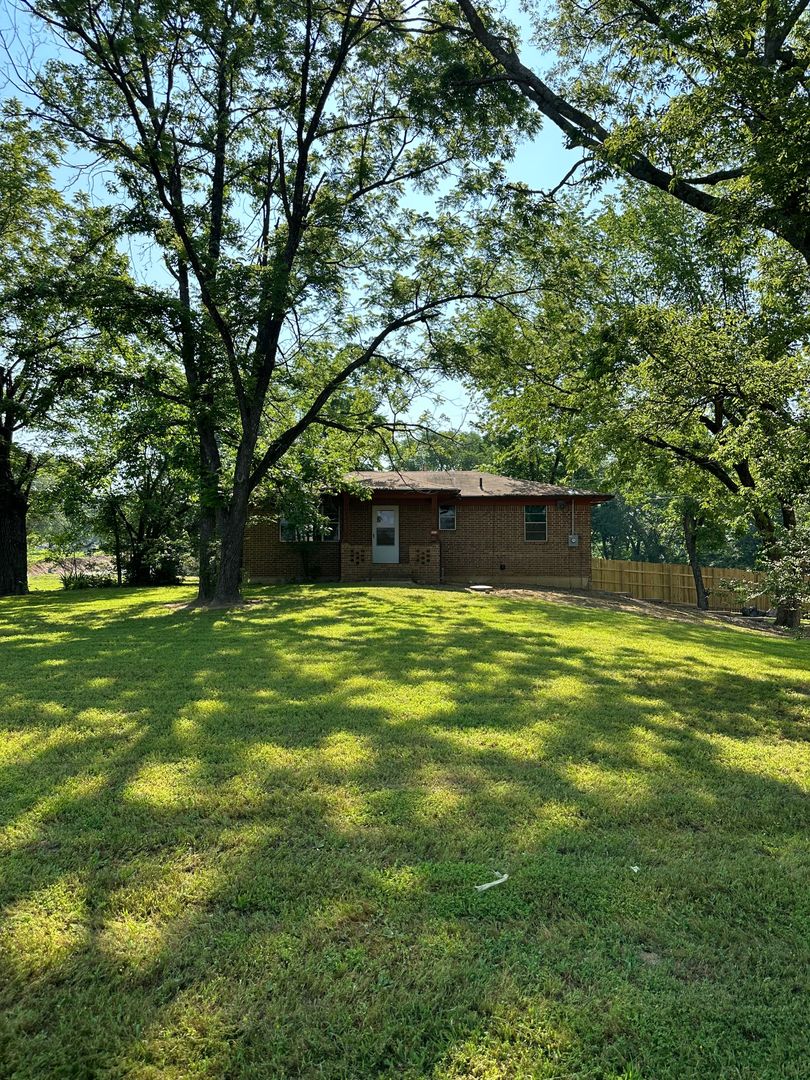 VAN BUREN House: 1515 OAK GROVE RD