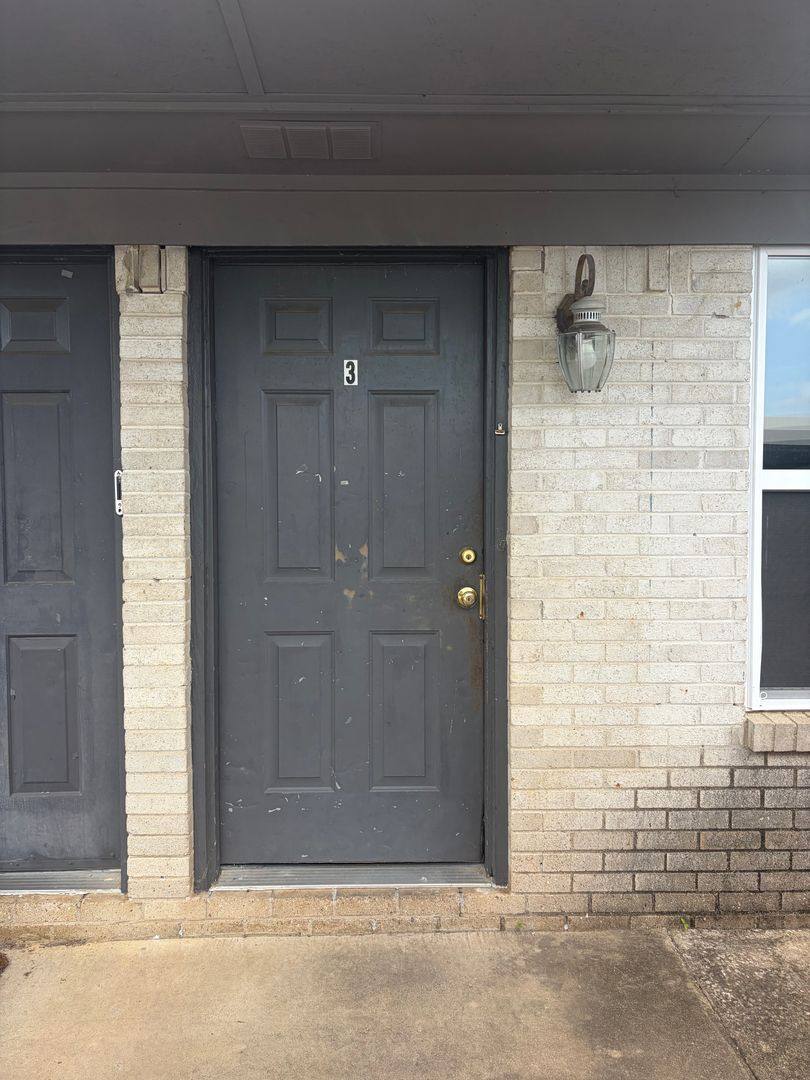 Greenwood Apartment: 300 E Knoxville St.