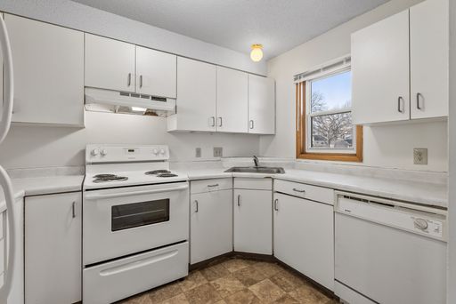 Beautiful 3 Bedroom Townhome – photo 1