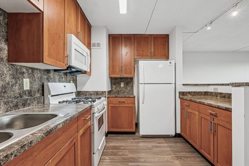 Chateau - Tall, Beautiful Location, Incredible Price on a 4 Bedroom Apartment!✨ – photo 1