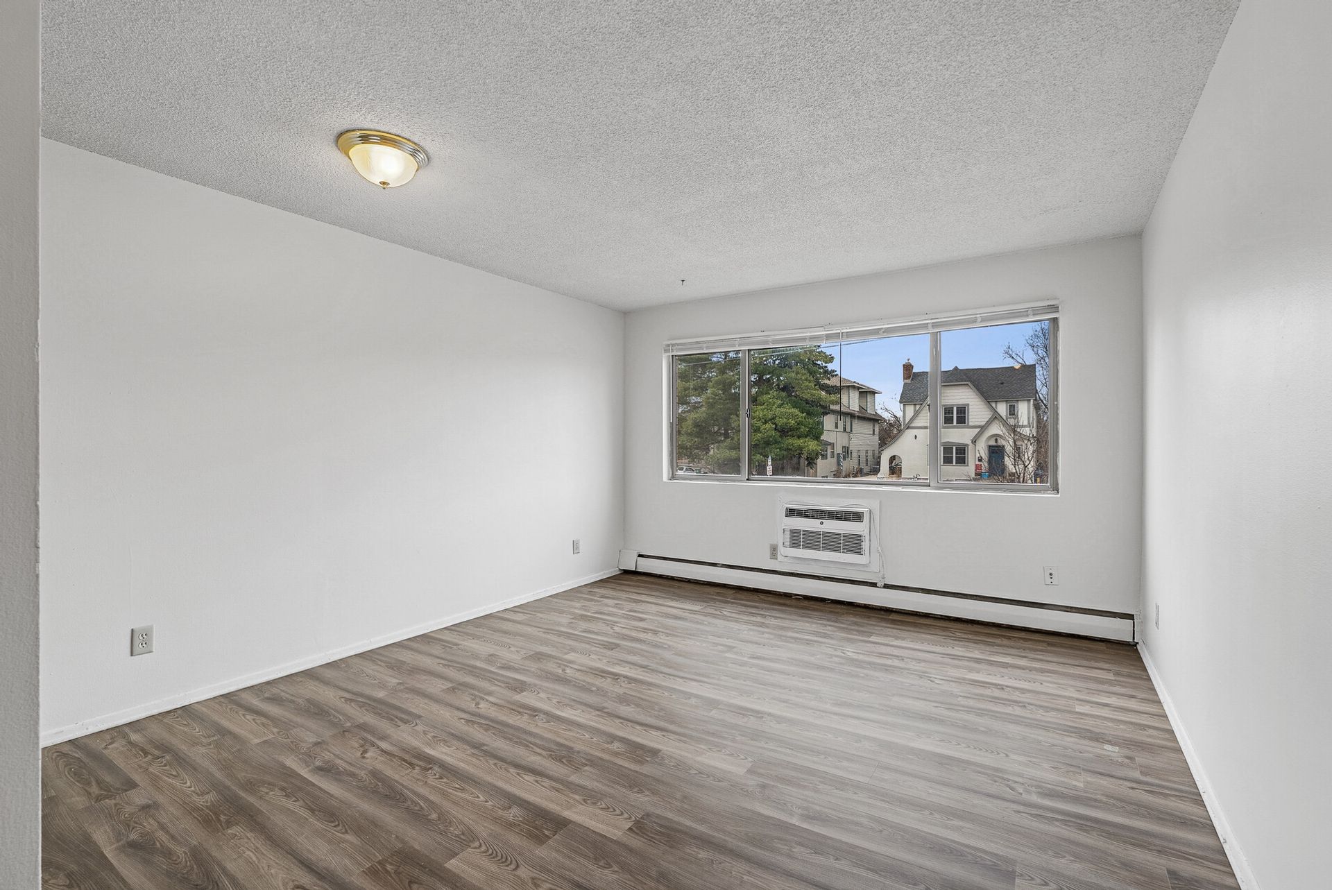Minneapolis Apartment: 700 10th Ave SE/1000 8th St SE