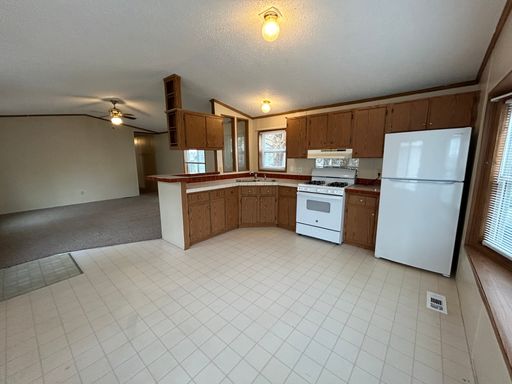 2 Bedroom 1 Bath House with Washer and Dryer and Large Yard