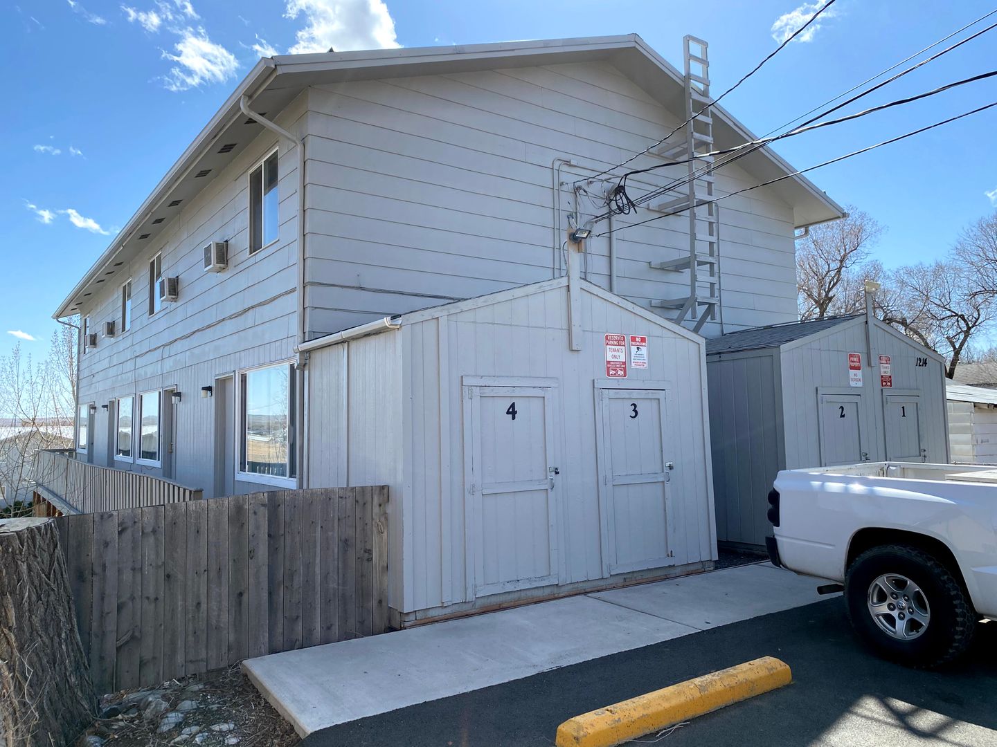 Riverton Apartment: 1214 E Adams