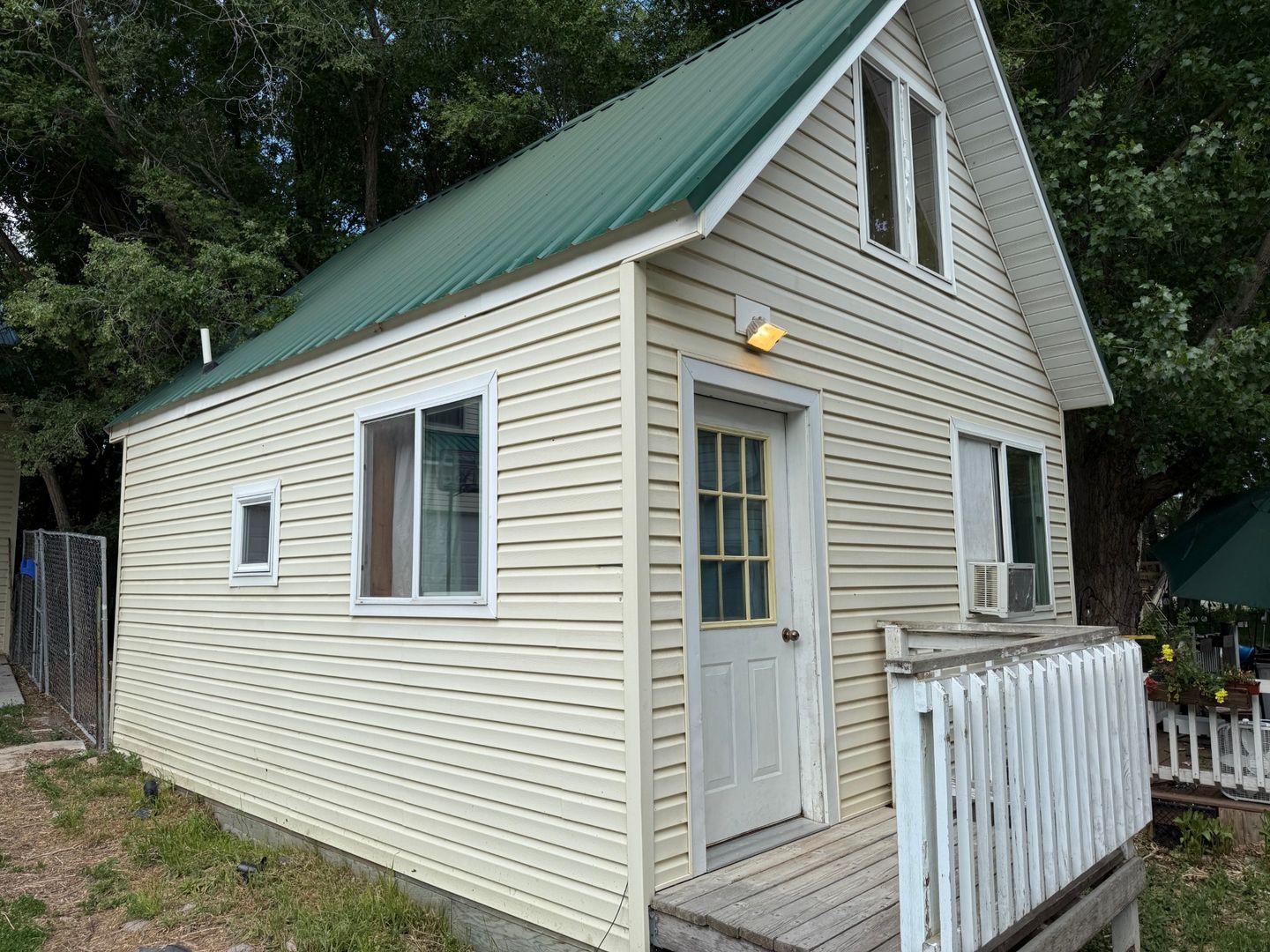 Cozy Guest House in Semi-Rural Location w/ Loft Bedroom. 