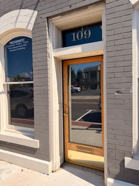 Heart of Russellville and Heavy Traffic Gives This Great Space The Edge – photo 1