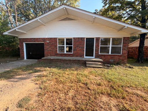 **SPECIAL 1/2 OFF 1ST MONTHS RENT***Charming 3-bedroom home in Russellville, AR – photo 1