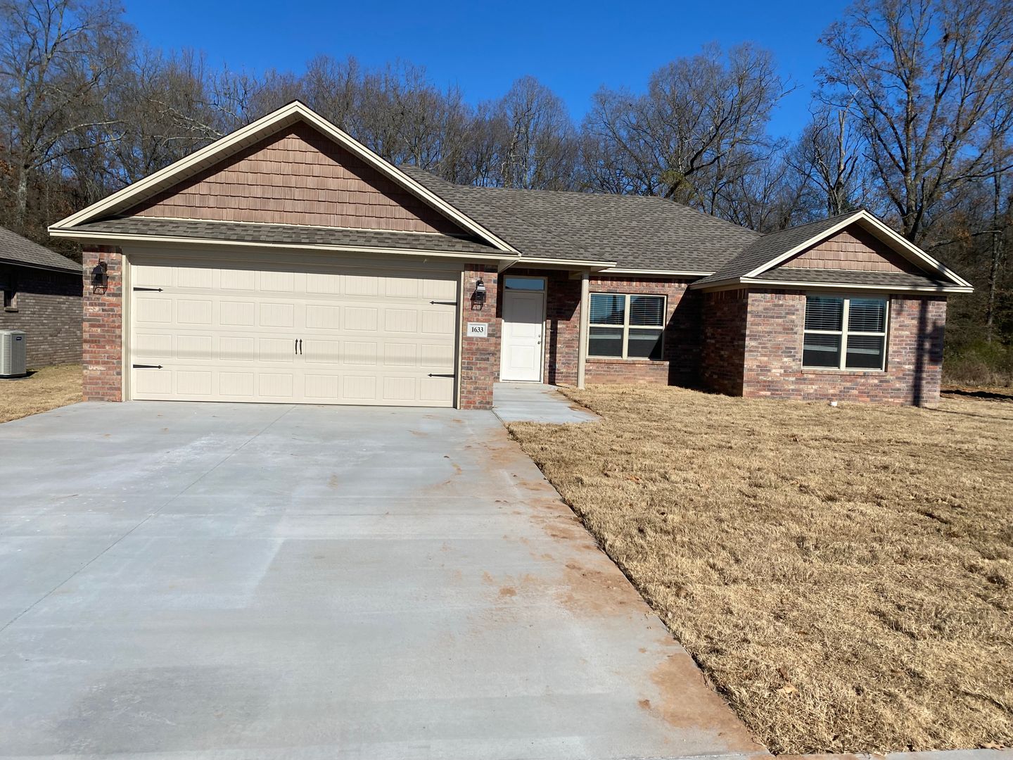 Russellville House: 1633 E 8th St