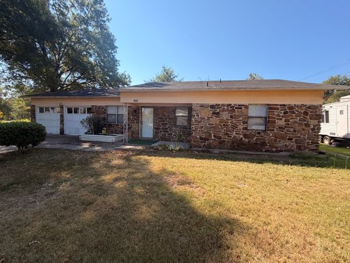 Discover this conveniently located 3-bedroom, 2-bathroom house in Russellville, AR – photo 1