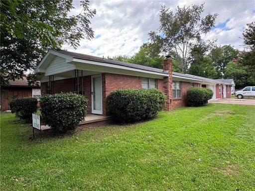 **COMING OCTOBER 1ST**Discover a conveniently located 3-bedroom, 2-bathroom house in Russellville, AR – photo 1