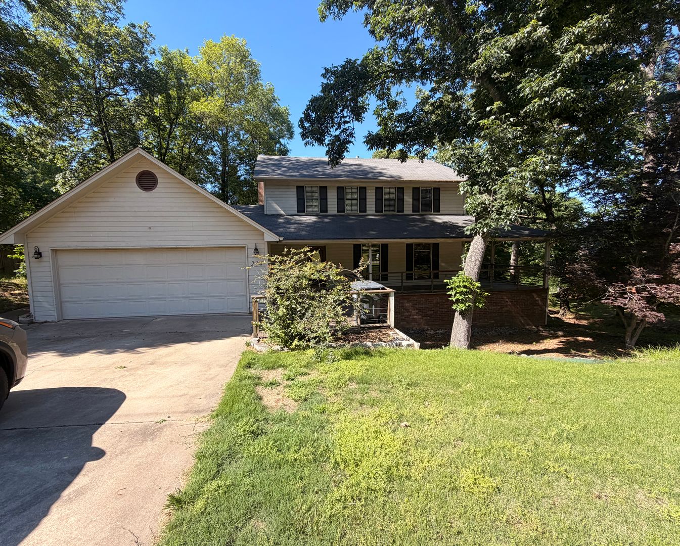 Russellville House: 214 Canterbury Cir
