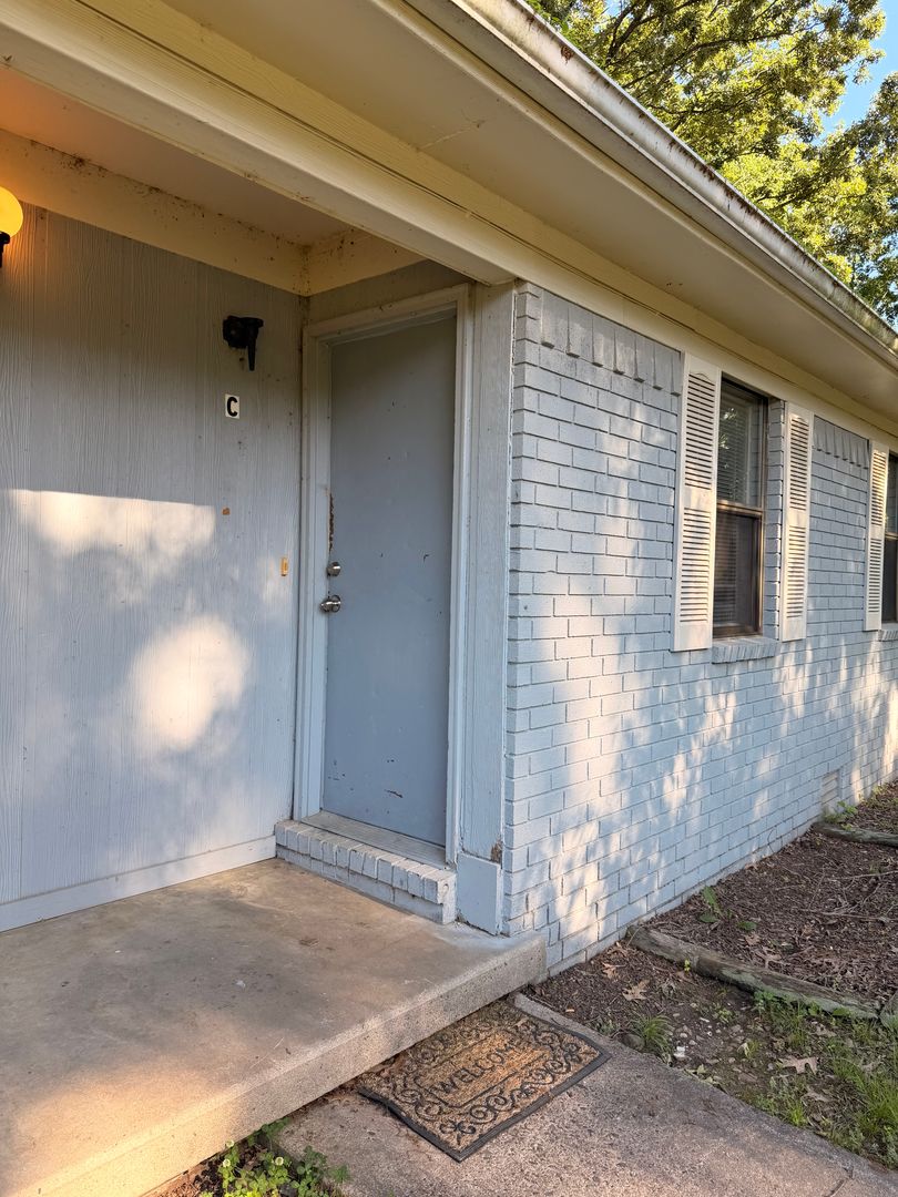 Russellville Apartment: 406 N Joplin Pl