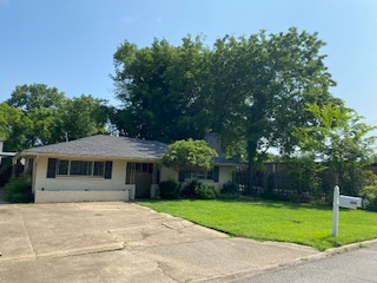 Russellville House: 104 W 14th