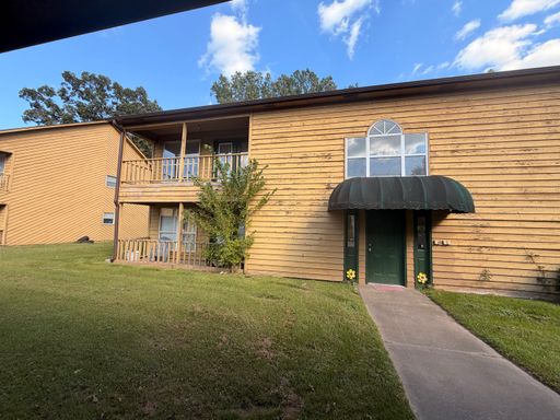 Discover a conveniently located upstairs 2-bedroom, 2-bathroom apartment in Russellville, AR – photo 1