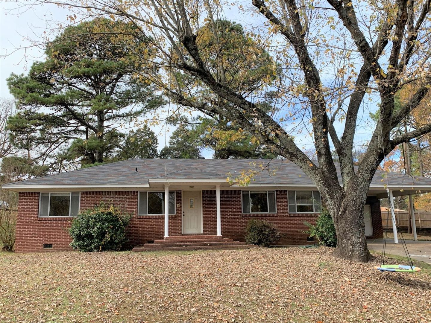 Russellville House: 1820 S Commerce