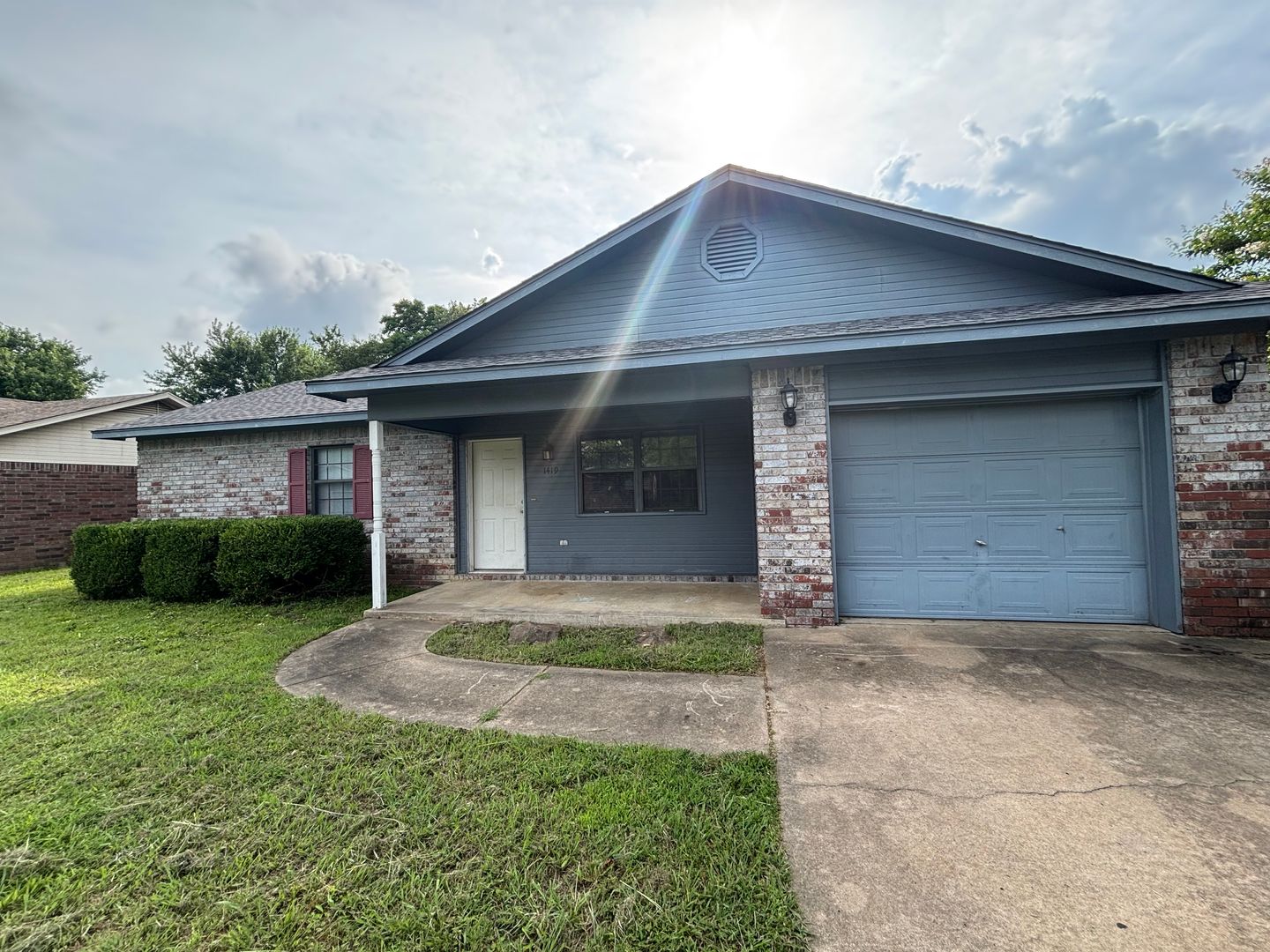 Russellville House: 1419 N Pittsburg