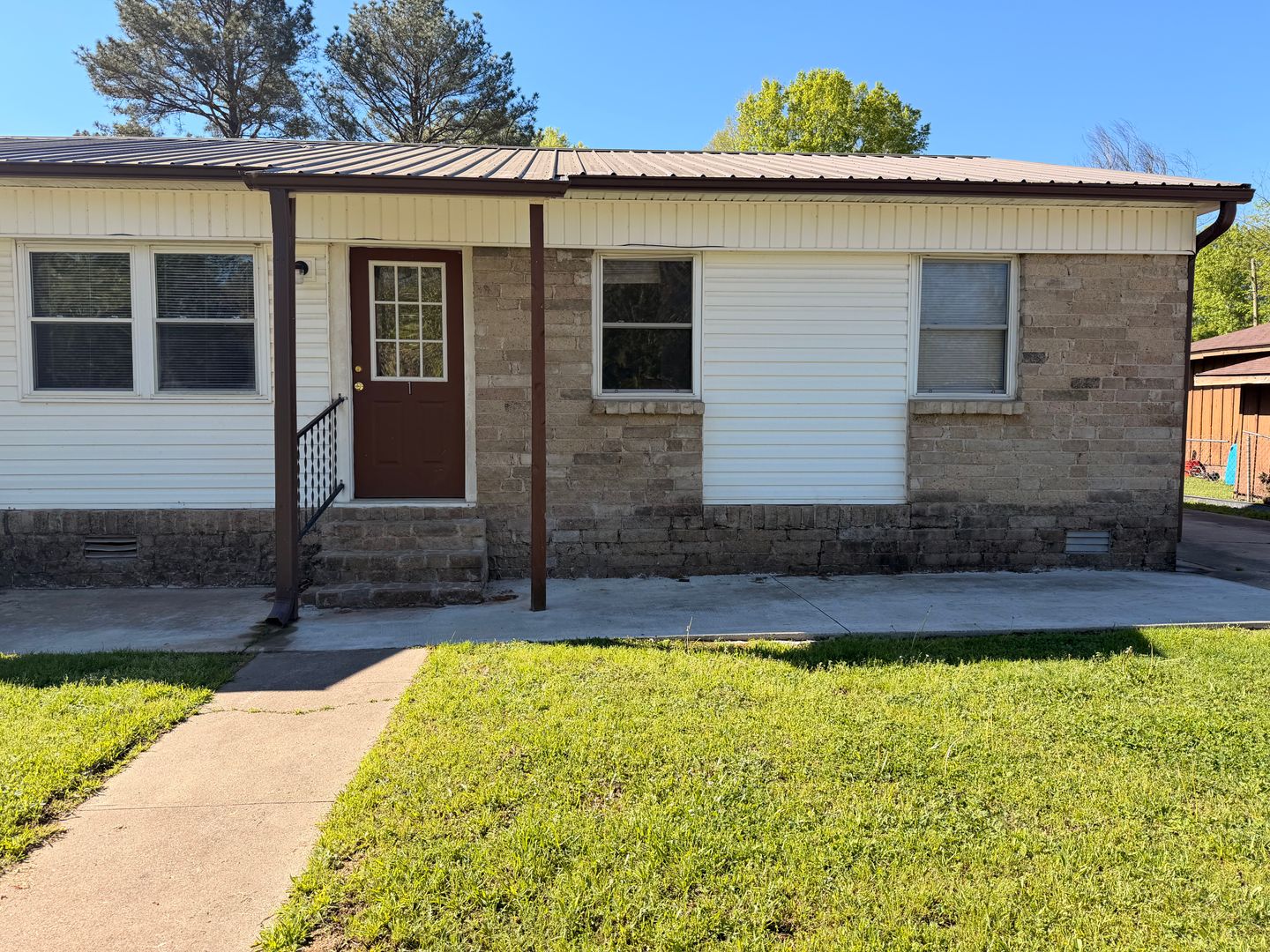 Atkins Apartment: 408 NE 7th St