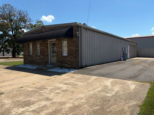 Versatile commercial space offering professional office areas – photo 1